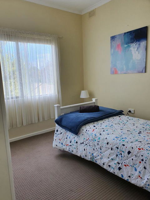 Super Central Location - Accommodation Gladstone 9