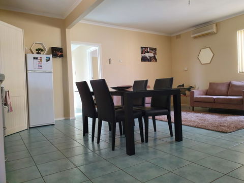 Super Central Location - Accommodation Gladstone 6
