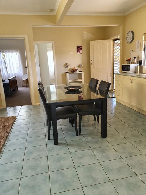 Super Central Location - Accommodation Gladstone 0