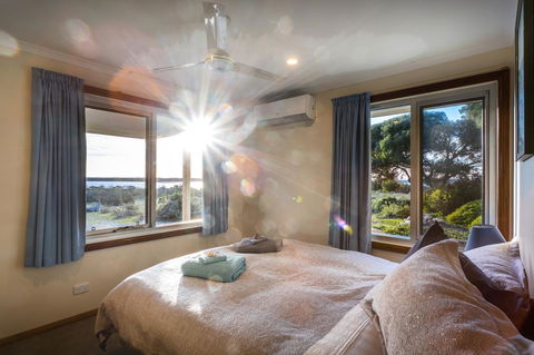 Southern Ocean Lookout - Accommodation Gladstone 4