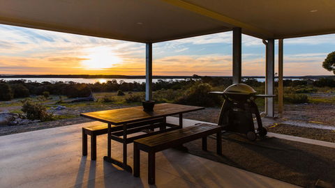Southern Ocean Lookout - Accommodation Gladstone 12