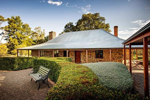 Jacobs Estate Cottage - Accommodation Gladstone 0