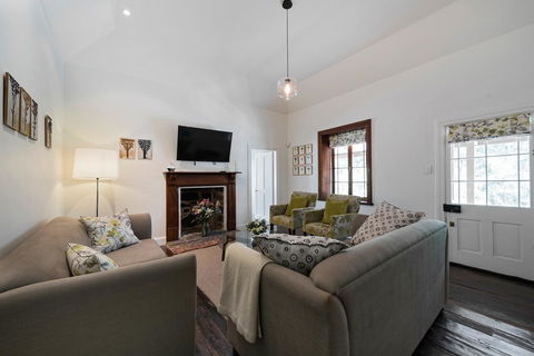 Jacobs Estate Cottage - Accommodation Gladstone 4