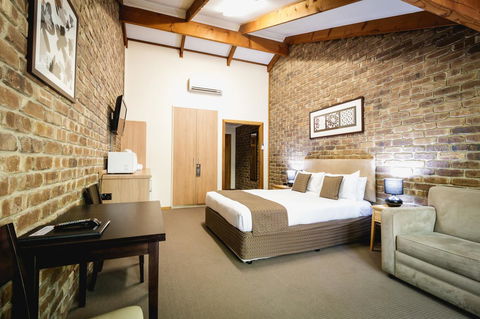 The Lodge By Manna - Accommodation Gladstone 3