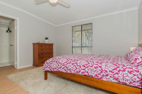Desert Pea - Accommodation Gladstone 9