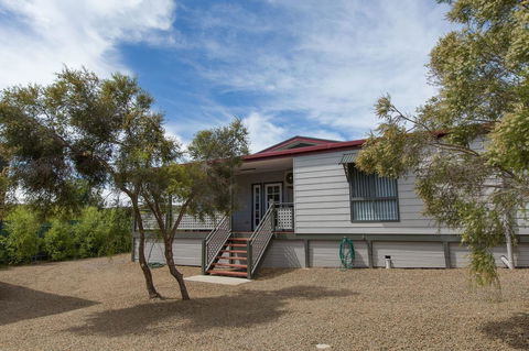 Desert Pea - Accommodation Gladstone 11