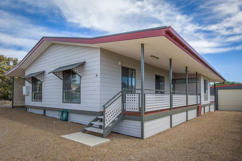 Desert Pea - Accommodation Gladstone 0