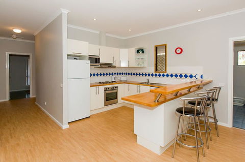 Desert Pea - Accommodation Gladstone 7