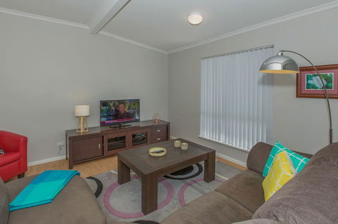 Desert Pea - Accommodation Gladstone 3