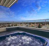 Glenelg Skyline Penthouse - Accommodation Gladstone