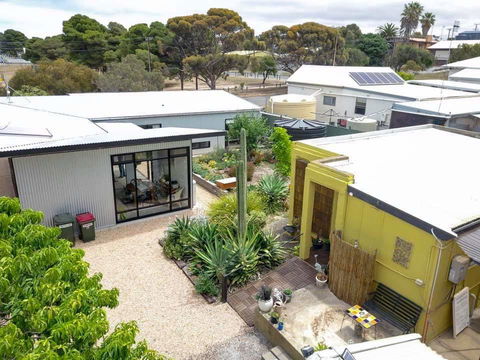 Sinclair Cottage - Accommodation Gladstone 10