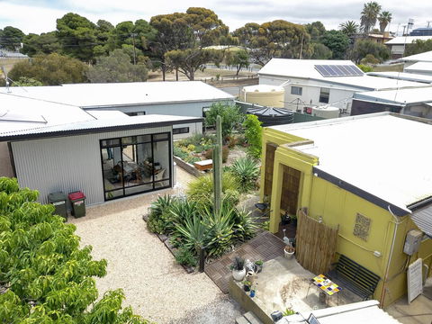 Sinclair Cottage - Accommodation Gladstone 0