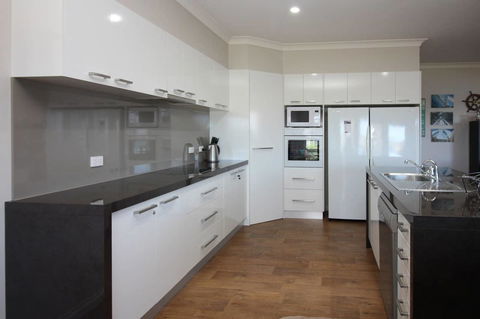 Waterfront On Osprey - Accommodation Gladstone 13