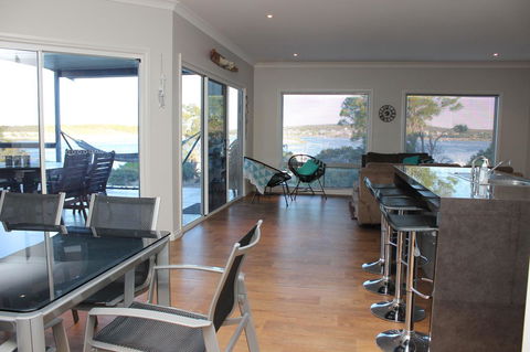 Waterfront On Osprey - Accommodation Gladstone 7