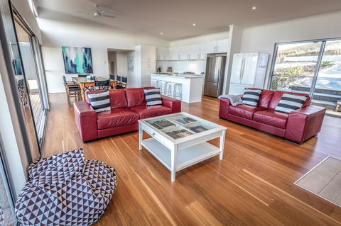 Middle River Beach House - East & West House - Accommodation Gladstone 11