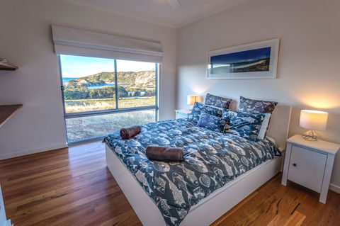 Middle River Beach House - East & West House - Accommodation Gladstone 13