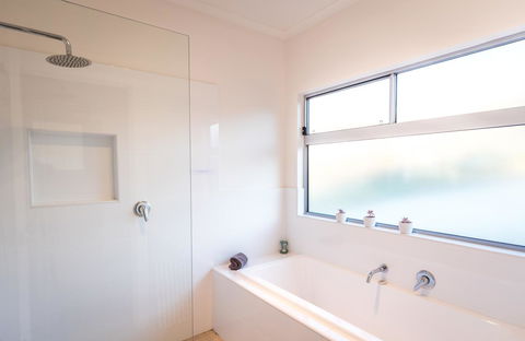 Middle River Beach House - East & West House - Accommodation Gladstone 15