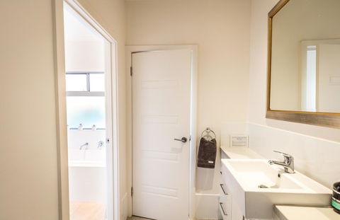 Middle River Beach House - East & West House - Accommodation Gladstone 16