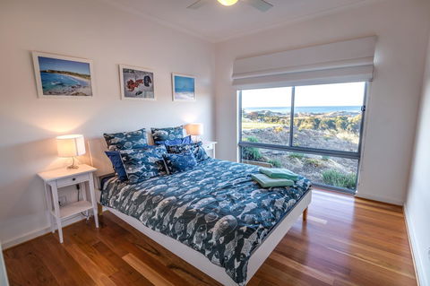 Middle River Beach House - East & West House - Accommodation Gladstone 12