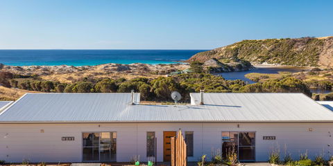 Middle River Beach House - East & West House - Accommodation Gladstone 9