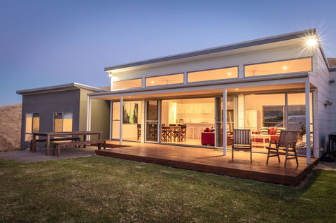 Middle River Beach House - East & West House - Accommodation Gladstone 0