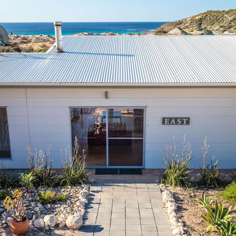 Middle River Beach House - East & West House - Accommodation Gladstone 2