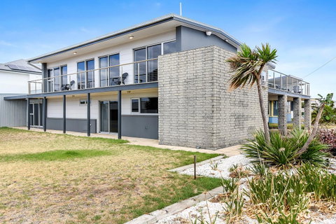 Esplanade Escape - Accommodation Gladstone 32