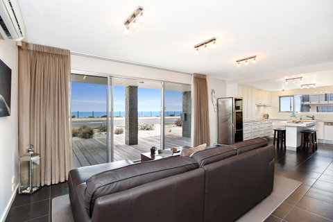 Esplanade Escape - Accommodation Gladstone 1