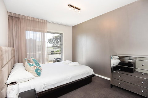 Esplanade Escape - Accommodation Gladstone 13
