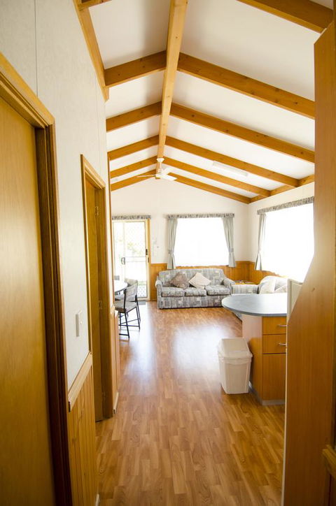 Lakeside Tourist Park - Accommodation Gladstone 5