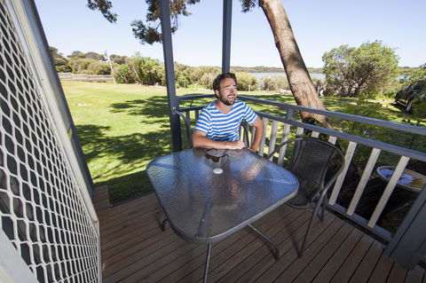 Lakeside Tourist Park - Accommodation Gladstone 0