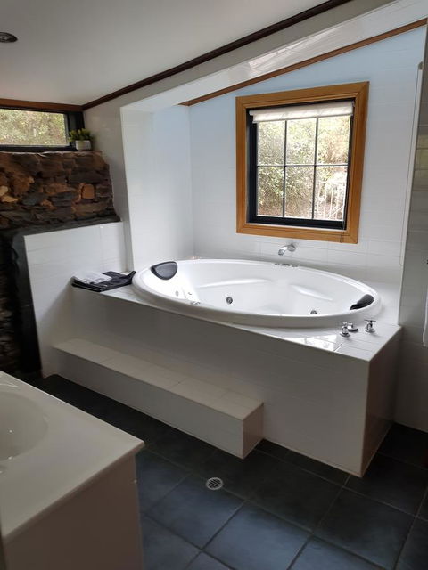 William Hunt's Retreat - Cypress Studio - Accommodation Gladstone 3