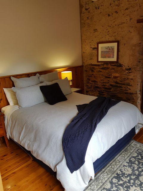 William Hunt's Retreat - Cypress Studio - Accommodation Gladstone 2