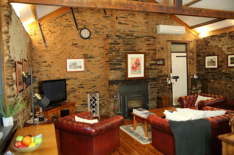 William Hunt's Retreat - Cypress Studio - Accommodation Gladstone 14