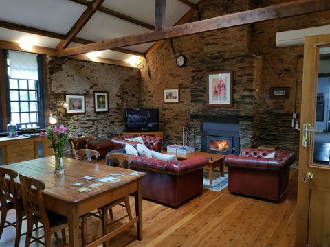 William Hunt's Retreat - Cypress Studio - Accommodation Gladstone 0