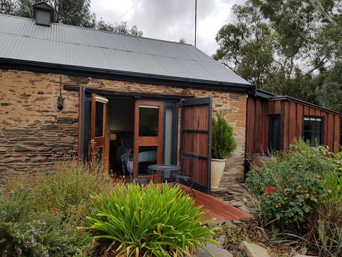 William Hunt's Retreat - Cypress Studio - Accommodation Gladstone 11