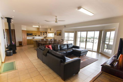 Limestone Ridge - Accommodation Gladstone 4