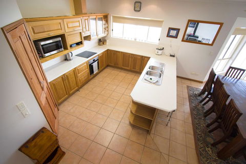 Limestone Ridge - Accommodation Gladstone 2