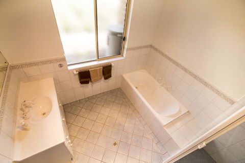 Limestone Ridge - Accommodation Gladstone 15