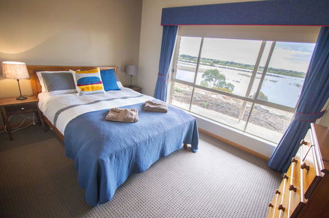 Limestone Ridge - Accommodation Gladstone 10