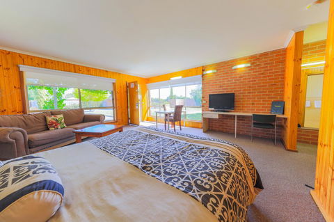 Country Roads Motor Inn Naracoorte - Accommodation Gladstone 0
