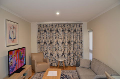 ADELAIDE CENTRAL APARTMENT - 3BR, 2BATH & CARPARK - Accommodation Gladstone 1