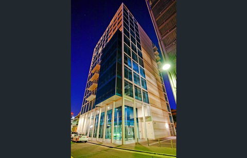 Stylish And Comfortable, Views Over Gouger St! - Accommodation Gladstone 21