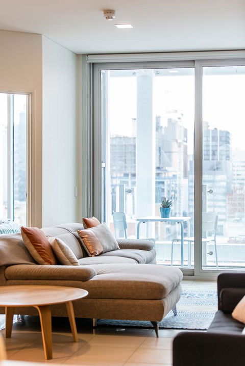 Stylish And Comfortable, Views Over Gouger St! - Accommodation Gladstone 3