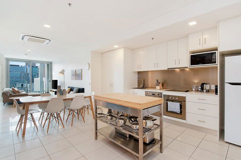 Stylish And Comfortable, Views Over Gouger St! - Accommodation Gladstone 5