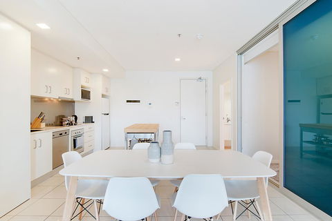 Stylish And Comfortable, Views Over Gouger St! - Accommodation Gladstone 6