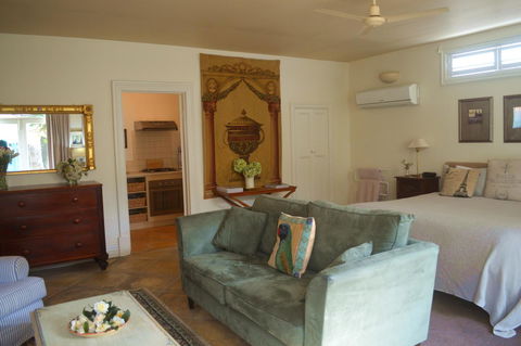 Athelney Cottage Bed And Breakfast - Accommodation Gladstone 4