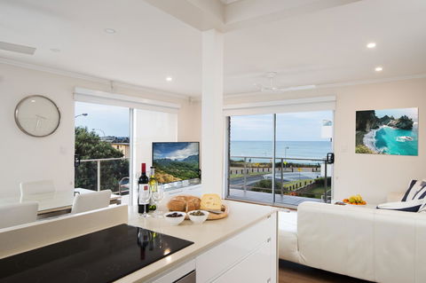 Stylish 3 Bedroom Beachview Apartment - Accommodation Gladstone 5