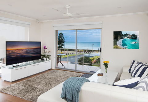 Stylish 3 Bedroom Beachview Apartment - Accommodation Gladstone 0