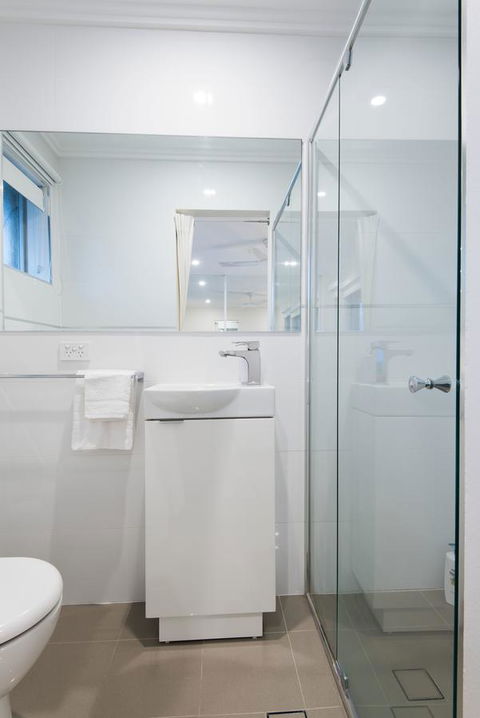 Stylish 3 Bedroom Beachview Apartment - Accommodation Gladstone 2